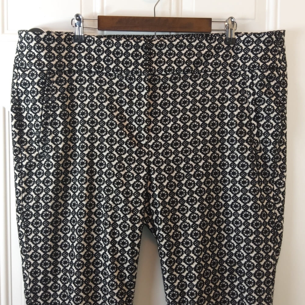 Lane Bryant black and white two pocket ankle pants